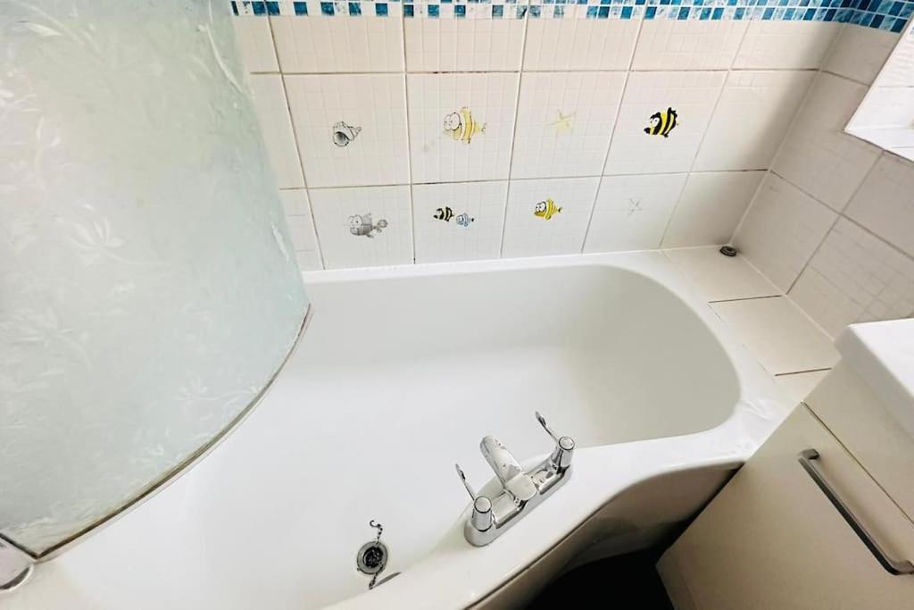 3 Bed House East London Home Buitenkant foto