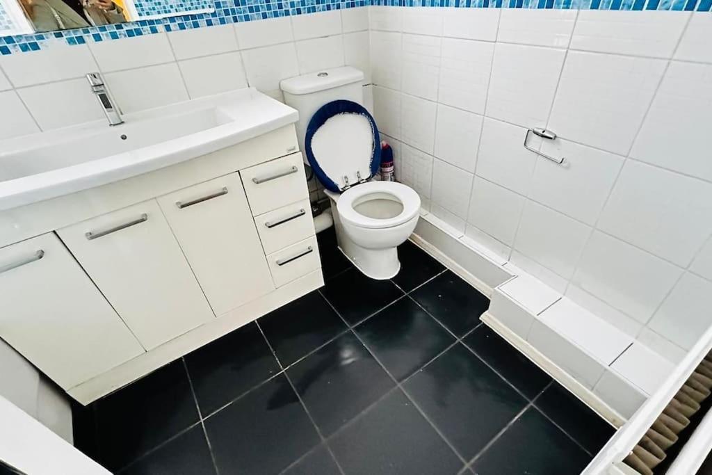 3 Bed House East London Home Buitenkant foto