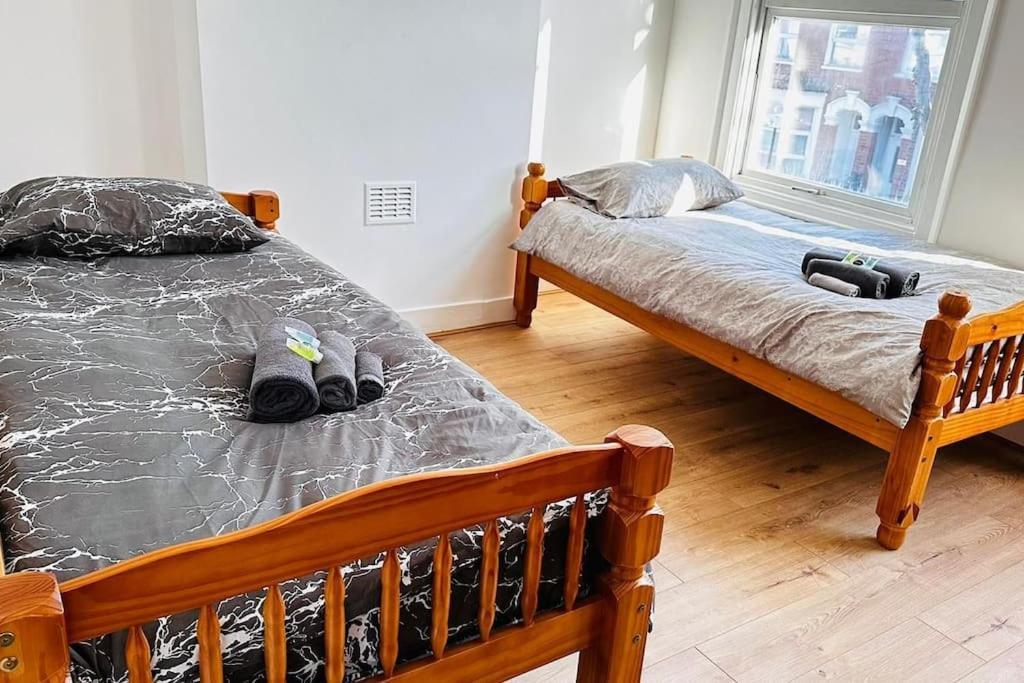 3 Bed House East London Home Buitenkant foto