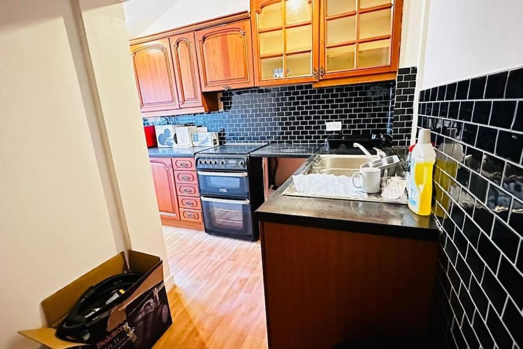 3 Bed House East London Home Buitenkant foto