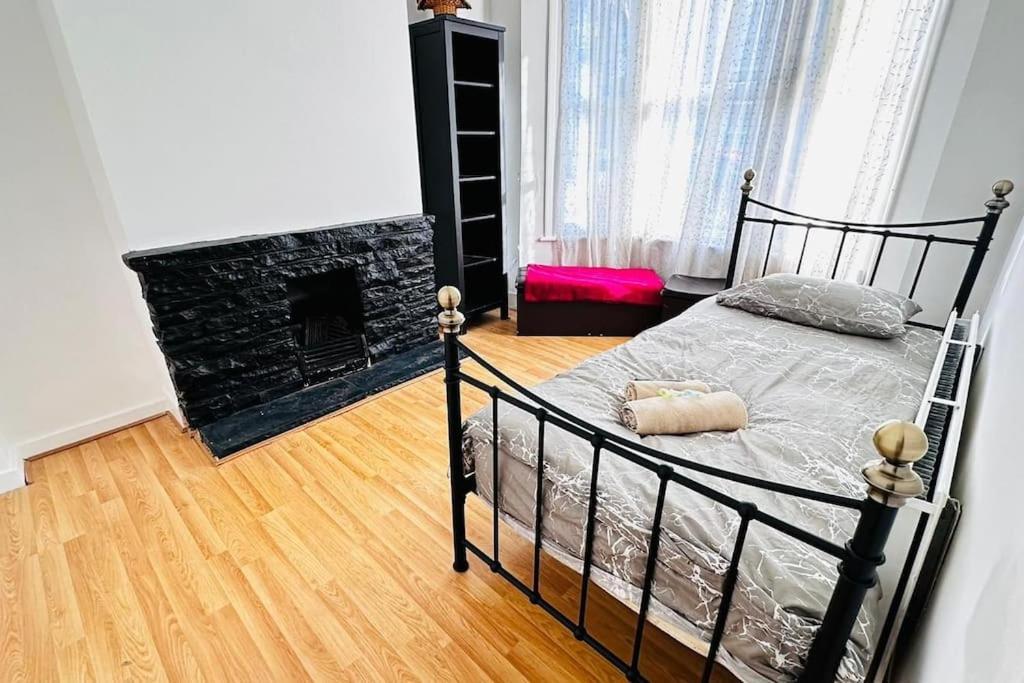 3 Bed House East London Home Buitenkant foto
